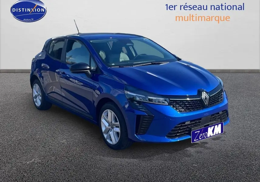 Renault Clio V bleu iron vue 3/4 avant droit avec calandre noire et jantes argentées sur sol gris.