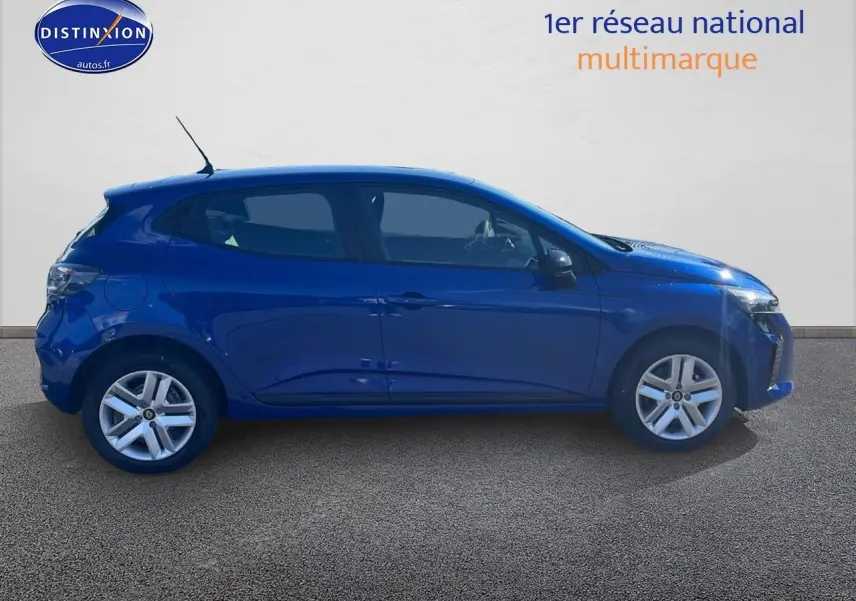 Profil droit d'une Renault Clio V bleu iron 2025, avec jantes alliage et vitres teintées sur fond neutre.