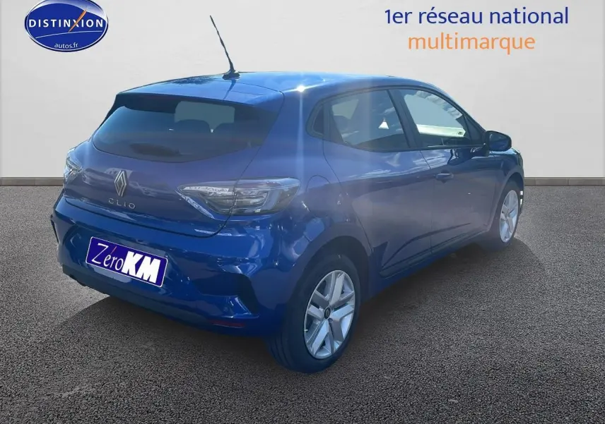Renault Clio V bleu iron vue 3/4 arrière droit avec feux arrière LED et jantes alliage.