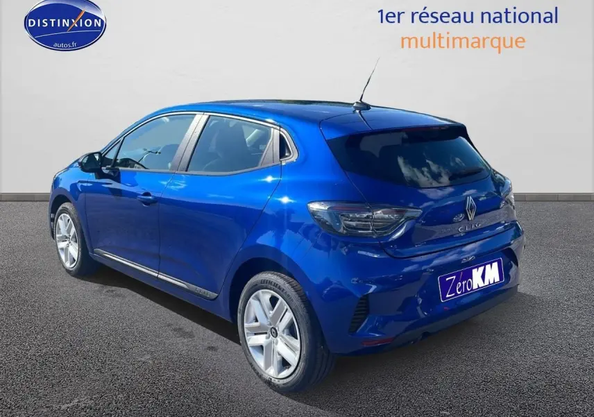 Renault Clio V bleu iron vue 3/4 arrière côté droit, avec feux arrière LED et becquet noir.