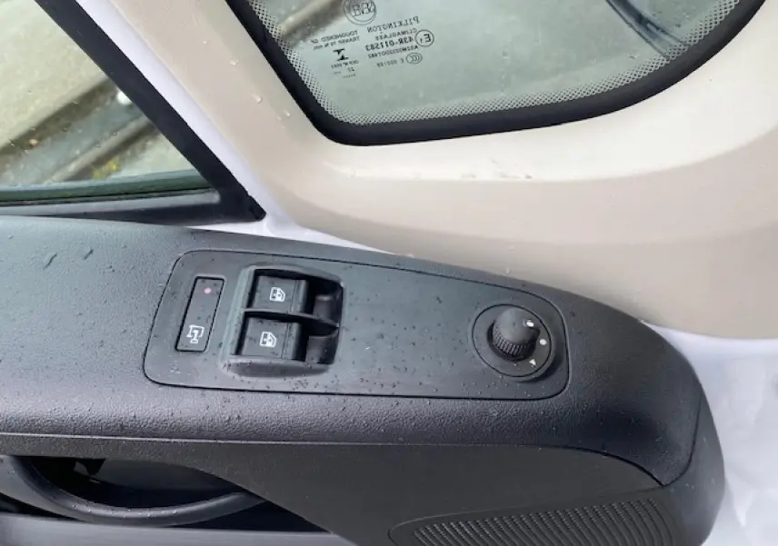 Commande des vitres électriques et réglage des rétroviseurs côté gauche dans un Opel Movano Fourgon blanc 2023