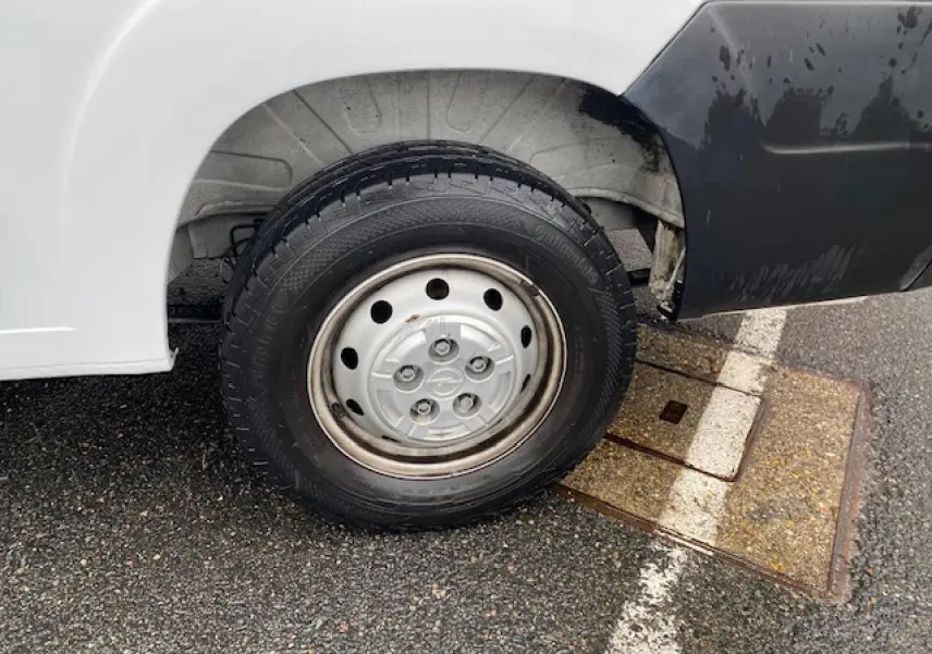 Gros plan sur la roue avant gauche blanche d'un Opel Movano Fourgon 2023 avec pare-chocs noir.