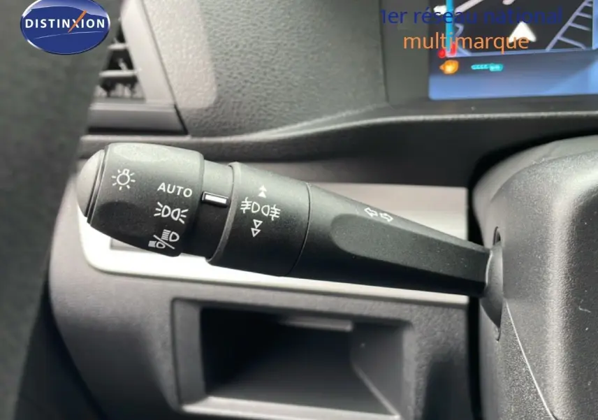 Gros plan sur la commande des feux et clignotants à gauche du volant dans un Citroën Jumpy gris Artense 2025.