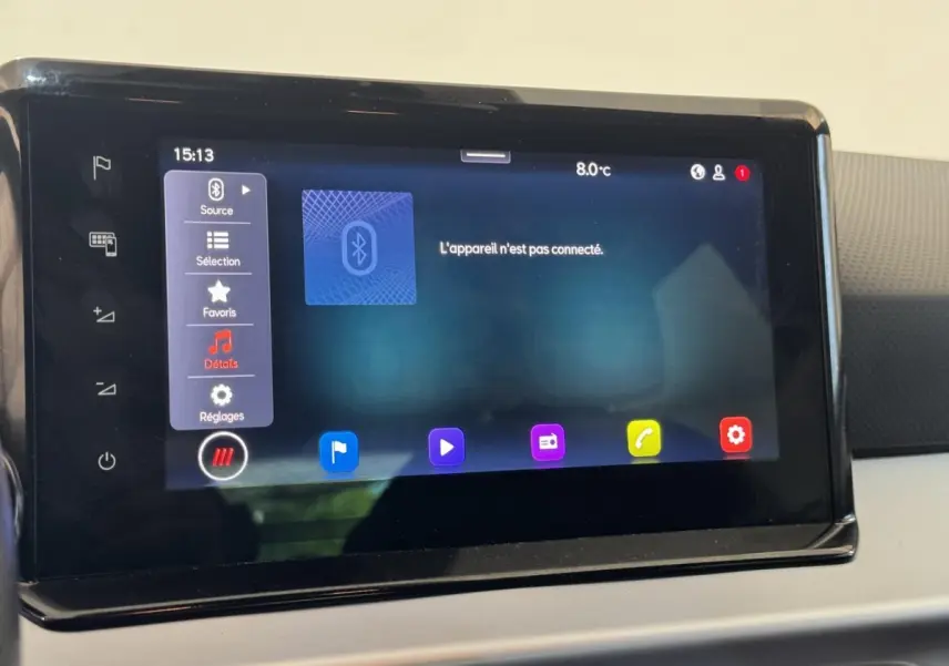 Écran tactile central du tableau de bord de la SEAT Ibiza rouge 2024 affichant le menu Bluetooth non connecté.