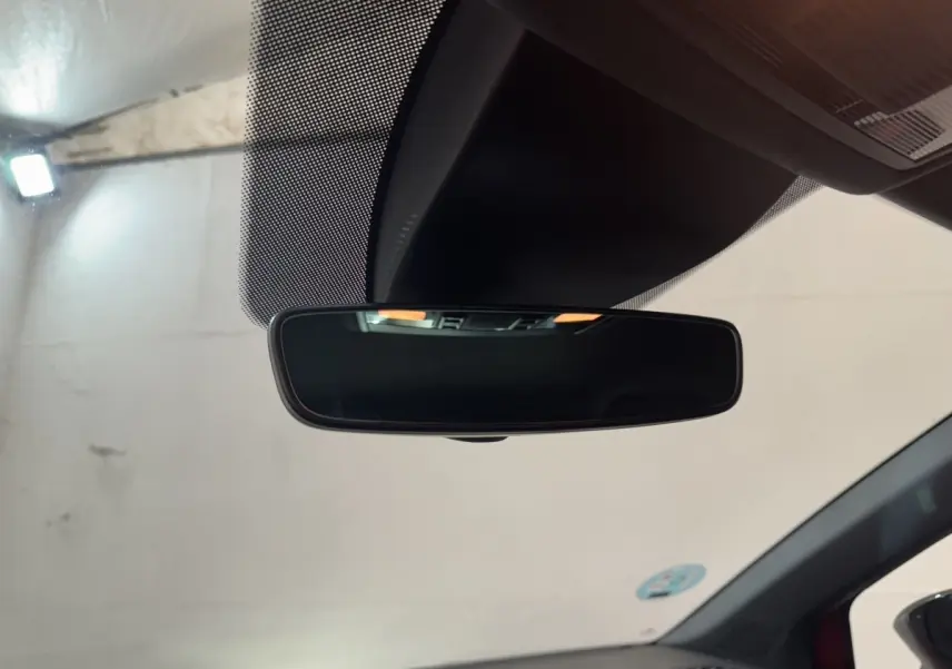 Rétroviseur intérieur de la SEAT Ibiza 1.0 TSI 110 FR rouge, vue rapprochée depuis l’habitacle avant.