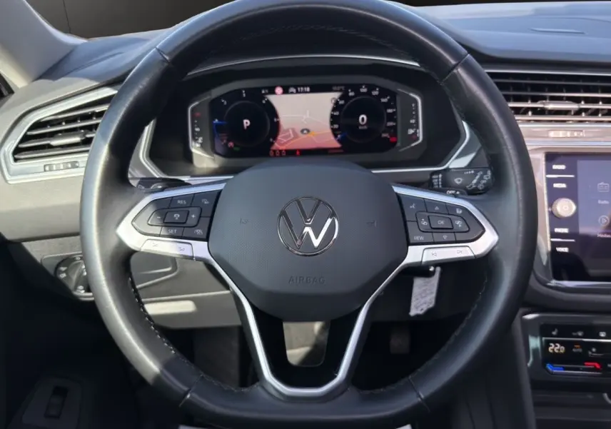 Vue rapprochée du volant cuir noir et du tableau de bord numérique du Volkswagen Tiguan 2.0 TDI 150 DSG7 Elegance 2022.