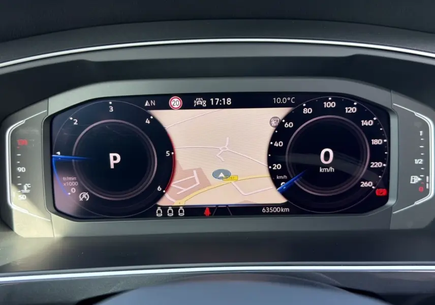 Affichage numérique du tableau de bord du Volkswagen Tiguan 2.0 TDI 150 DSG7 Elegance, avec navigation et compteurs digitaux.
