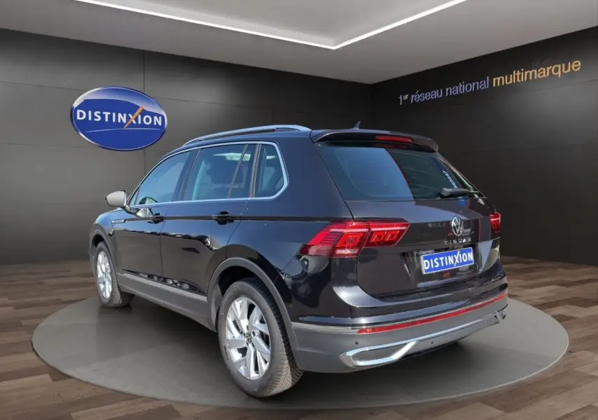 Volkswagen Tiguan noir 2022 en 3/4 arrière droit, avec feux LED et jantes alliage visibles.