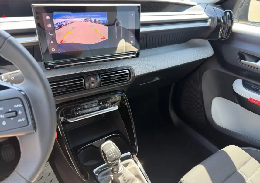 Vue intérieure côté passager du tableau de bord et levier de vitesse manuel de la Citroën C3 Turbo 100 BVM6 MAX 2025.