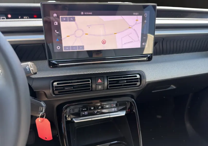 Vue intérieure centrée sur l'écran tactile 10,25 pouces et la console centrale du Citroën C3 Turbo 100 BVM6 MAX 2025.