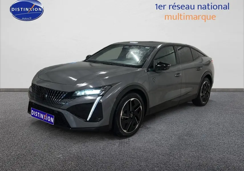 Peugeot 408 Hybrid gris sellenium en 3/4 avant droit avec feux LED et jantes alu noires.