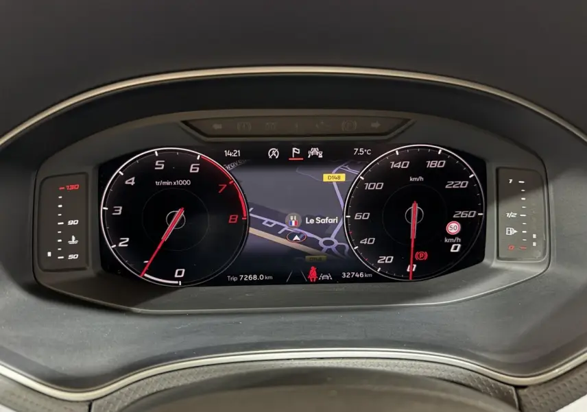 Vue rapprochée du tableau de bord numérique de la SEAT Ibiza 1.0 TSI 110 FR 2024 avec affichage de la navigation et compte-tours.