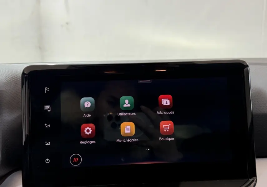 Écran tactile central de la SEAT Ibiza 1.0 TSI 110 FR 2024 affichant le menu des applications, intérieur noir.
