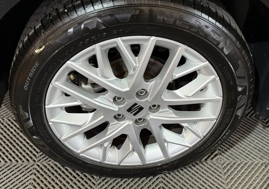 Vue latérale gauche d'une SEAT Ibiza 1.0 TSI 110 FR noire, avec jantes alliage et phares LED ellipsoïdaux visibles.