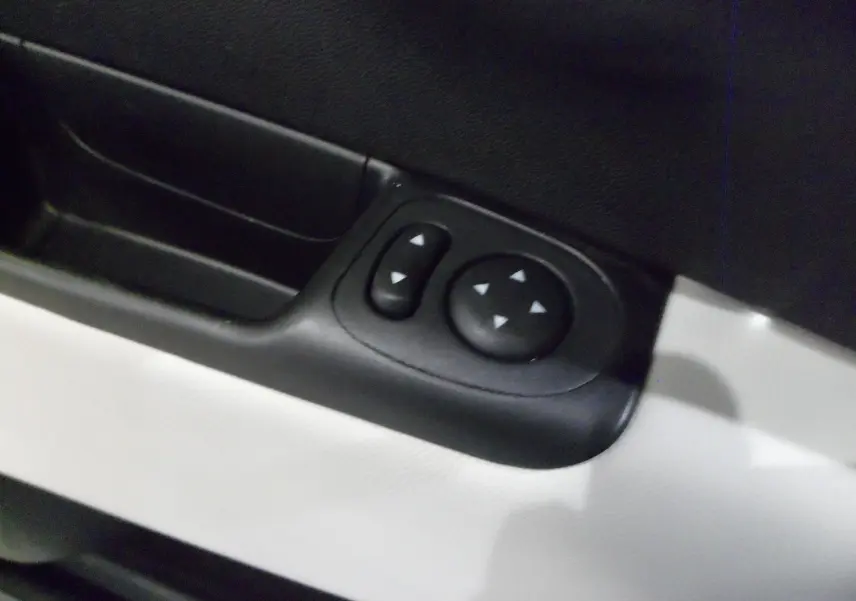 Commande des réglages des rétroviseurs sur la portière intérieure d'une FIAT 500 Electroclash Grey, version hybride 2021.