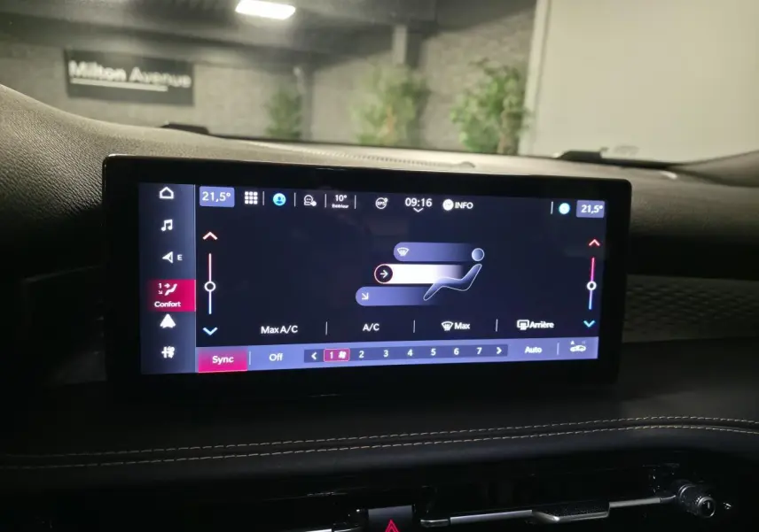 Écran tactile central affichant la climatisation bi-zone dans l'habitacle noir de l'Alfa Romeo Tonale rouge.