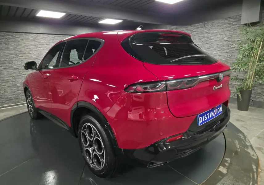 Vue 3/4 arrière droite de l'Alfa Romeo Tonale rouge avec jantes 18 pouces et feux arrière full LED.