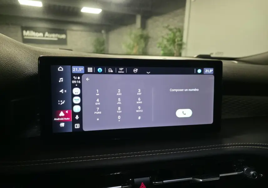 Écran tactile central affichant le clavier téléphonique dans l'habitacle noir de l'Alfa Romeo Tonale 2025.