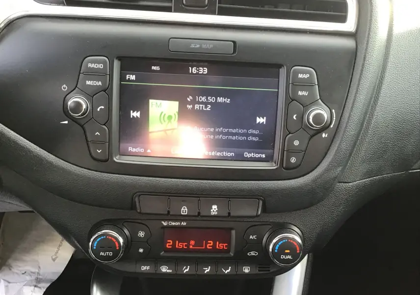 Vue rapprochée du tableau de bord noir de la KIA CEE'D SW 2017, avec écran multimédia et climatisation digitale.