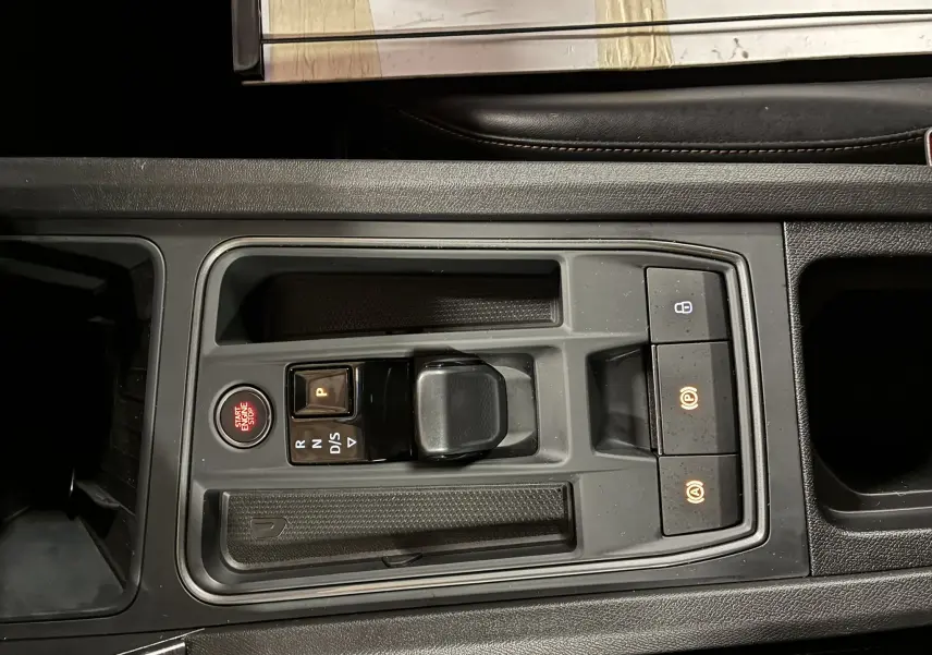 Vue plongeante sur la console centrale noire du CUPRA Formentor 1.4 E-HYBRID 2023 avec bouton start/stop et sélecteur de boîte auto.