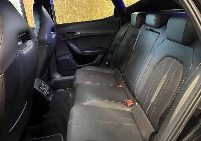 Vue intérieure côté droit des sièges arrière noirs en tissu et cuir du CUPRA Formentor 1.4 E-HYBRID 2023.