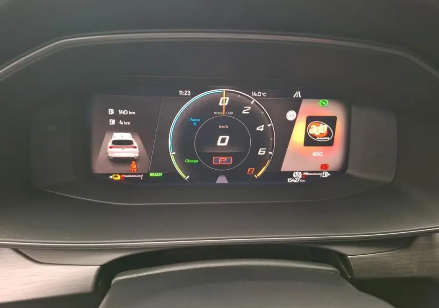 Tableau de bord numérique du CUPRA Formentor 1.4 E-HYBRID 245 DSG6 VZ 2023, affichage central en couleurs.