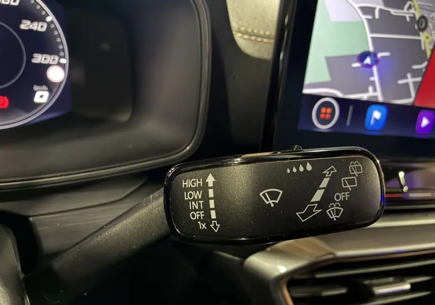 Gros plan sur la commande des essuie-glaces dans l’habitacle noir du CUPRA Formentor 1.4 E-HYBRID 2023.