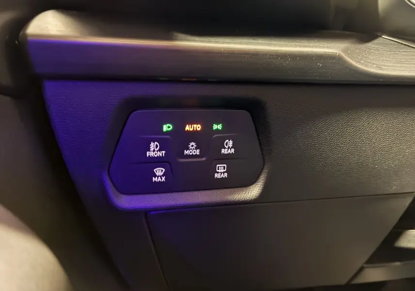 Panneau de commandes d’éclairage intérieur noir avec voyants verts et orange dans une CUPRA Formentor 2023.