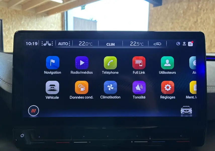 Écran tactile central du tableau de bord de la CUPRA Formentor noir, affichant les menus de navigation et climatisation.