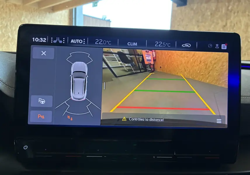 Écran multimédia de la CUPRA Formentor 1.4 E-HYBRID noir montrant la caméra de recul avec guidage de trajectoire.