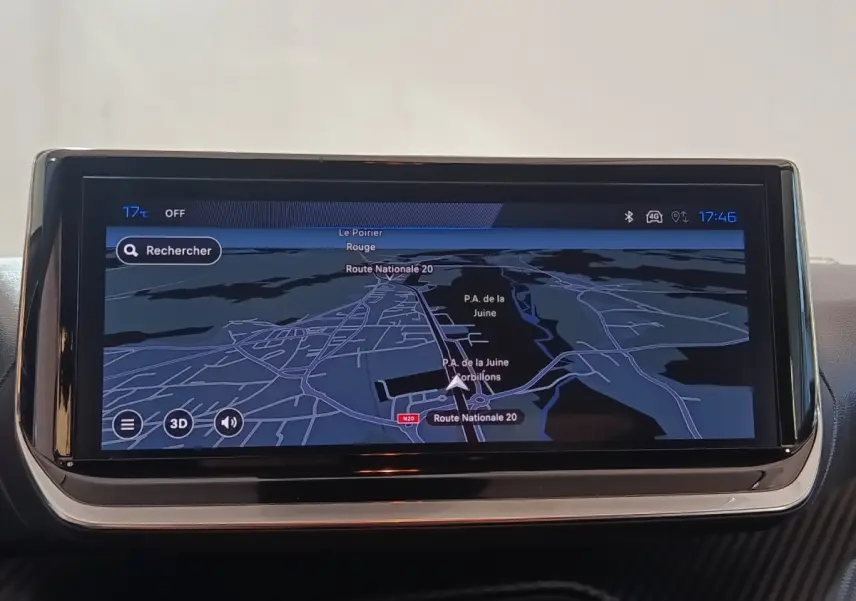 Écran tactile central du tableau de bord de la Peugeot 208 Hybrid Style affichant la navigation GPS.