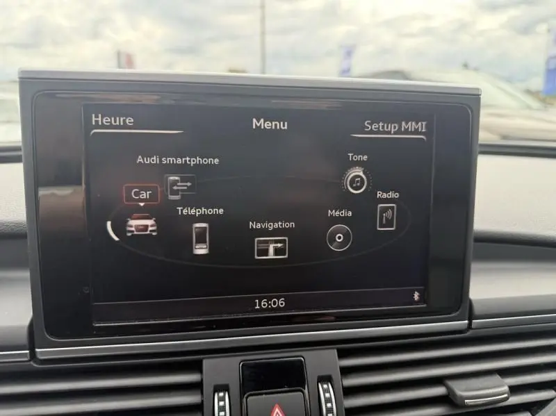 Écran central du système MMI de l'Audi A7 Sportback blanc 2018 affichant le menu principal multimédia