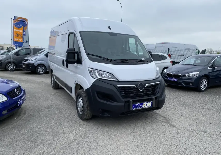 Fourgon blanc Opel Movano 3.5T vue 3/4 avant droit avec calandre noire et plaque Zero KM visible