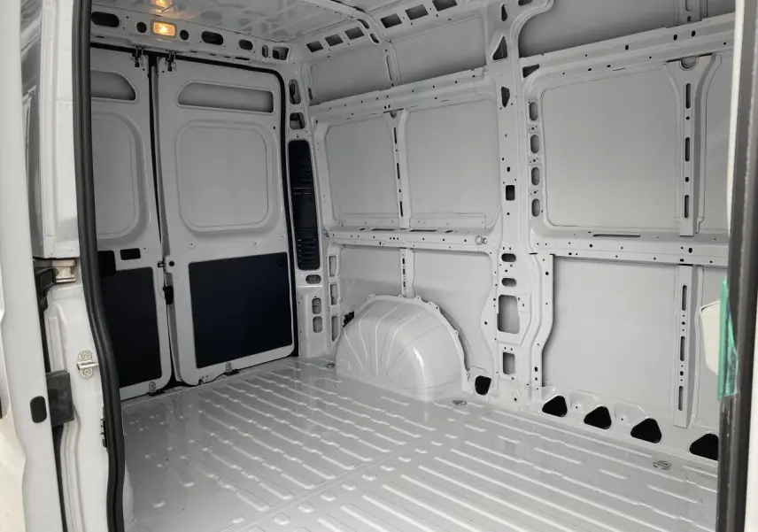 Intérieur blanc du fourgon Opel Movano 2022 vu côté droit, montrant plancher et parois tôlées sans aménagement.