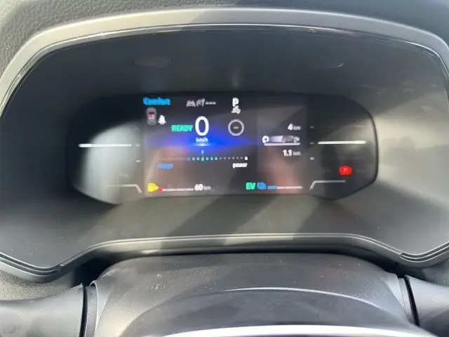 Affichage numérique du tableau de bord du Renault Captur 2025, montrant la vitesse à 0 km/h et les indicateurs hybrides.