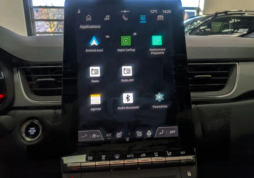 Écran tactile central du tableau de bord du Renault Captur 2025, affichant les applications connectées.