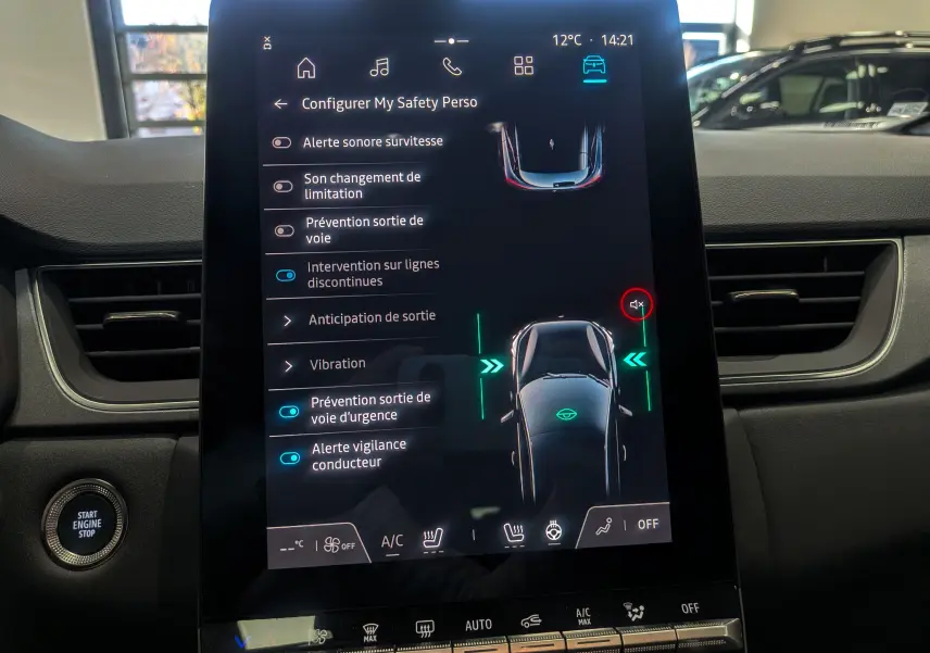 Écran tactile central du Renault Captur 2025 affichant les options d'aide à la conduite dans un intérieur noir.