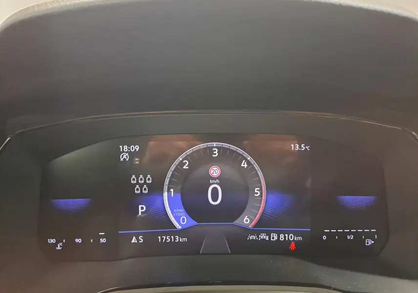 Tableau de bord numérique du Volkswagen Touran 2024 affichant la vitesse à 0 km/h et diverses informations de conduite.