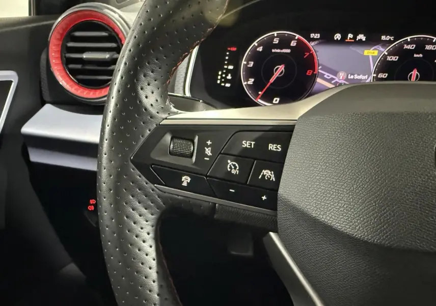 Gros plan sur le volant en cuir perforé avec commandes multifonctions et tableau de bord digital de la SEAT Ibiza 2024.