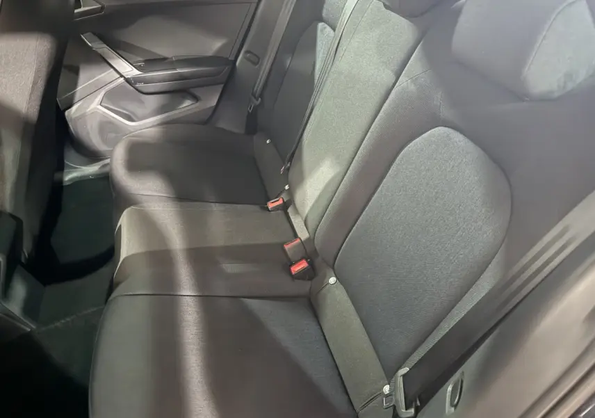 Vue intérieure du siège arrière droit de la SEAT Ibiza 1.0 TSI 110 FR 2024 en tissu gris foncé, avec ceinture de sécurité visible.