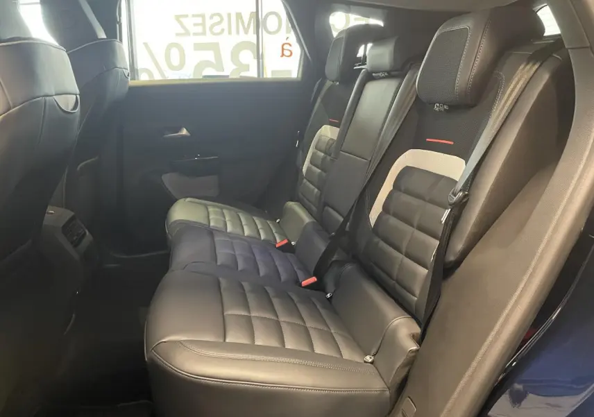 Vue latérale droite de la banquette arrière cuir noir avec inserts bleu du Citroën C5 Aircross Bleu Azul 2026.