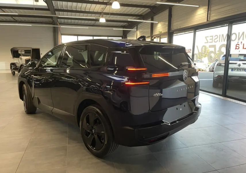 Vue 3/4 arrière droite du Citroën C5 Aircross 2026 en bleu Azul métallisé avec feux arrière LED et jantes noires.