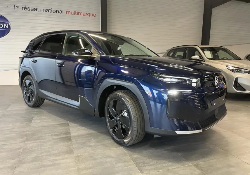 Citroën C5 Aircross 2026 bleu Azul en 3/4 avant droit avec jantes noires et calandre noir brillant.