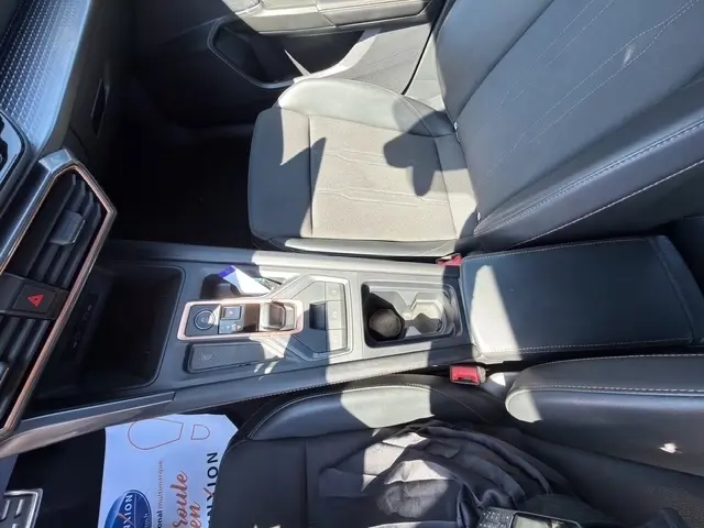 Vue intérieure centrée sur la console centrale et siège avant droit noir du CUPRA Formentor blanc 2025.