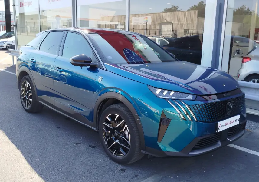 Peugeot 3008 Hybride 2024 bleu Obsession en 3/4 avant droit, avec calandre noire et jantes noires brillantes.