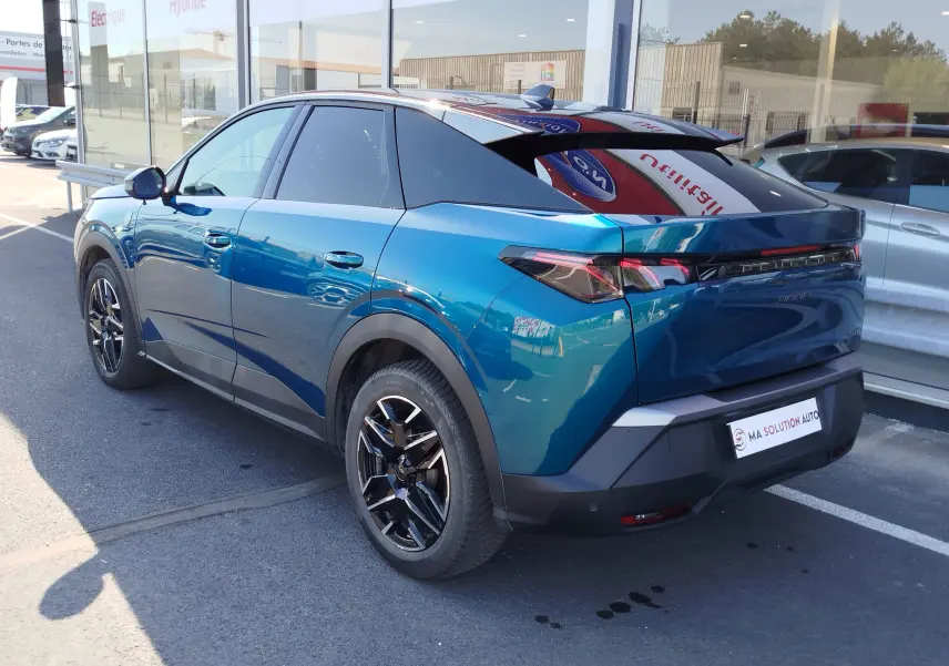 Peugeot 3008 Hybride bleu Obsession en 3/4 arrière droit, avec toit noir brillant et jantes noires bicolores.