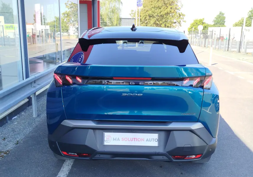 Vue arrière d’un Peugeot 3008 Hybride 2024 en Bleu Obsession, avec feux arrière à effet griffes distinctifs.
