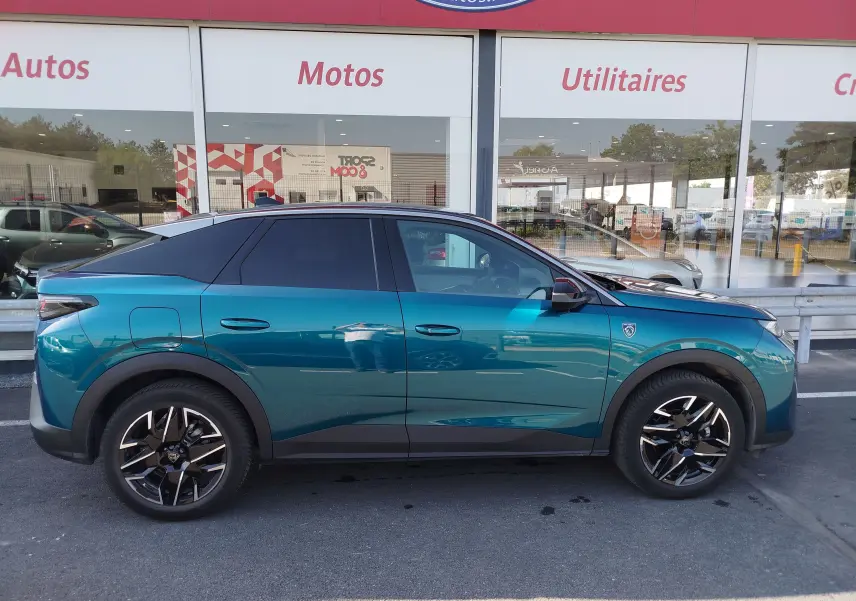 Peugeot 3008 Hybride 2024 en Bleu Obsession, vue de profil côté droit avec jantes alliage noires et toit noir.