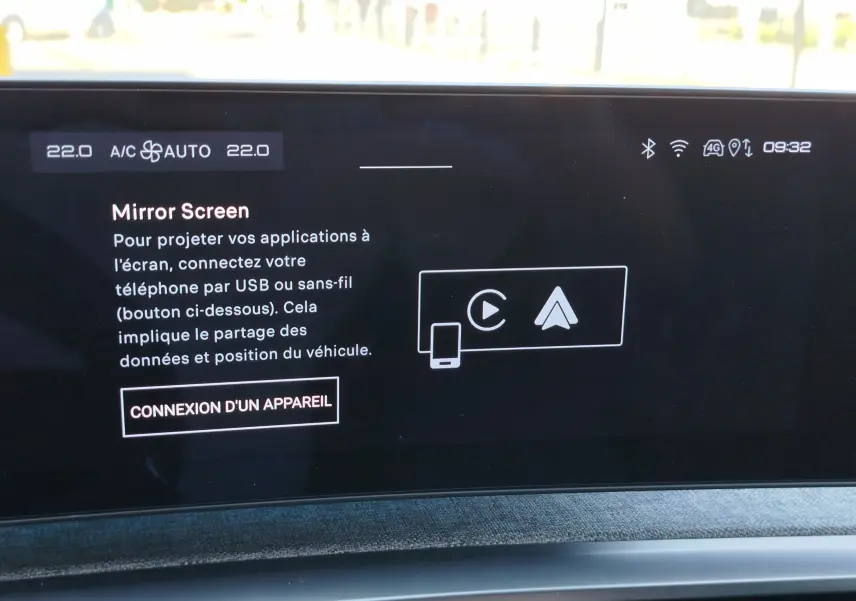 Écran tactile intérieur du Peugeot 3008 bleu Obsession 2024 affichant l'interface Mirror Screen.
