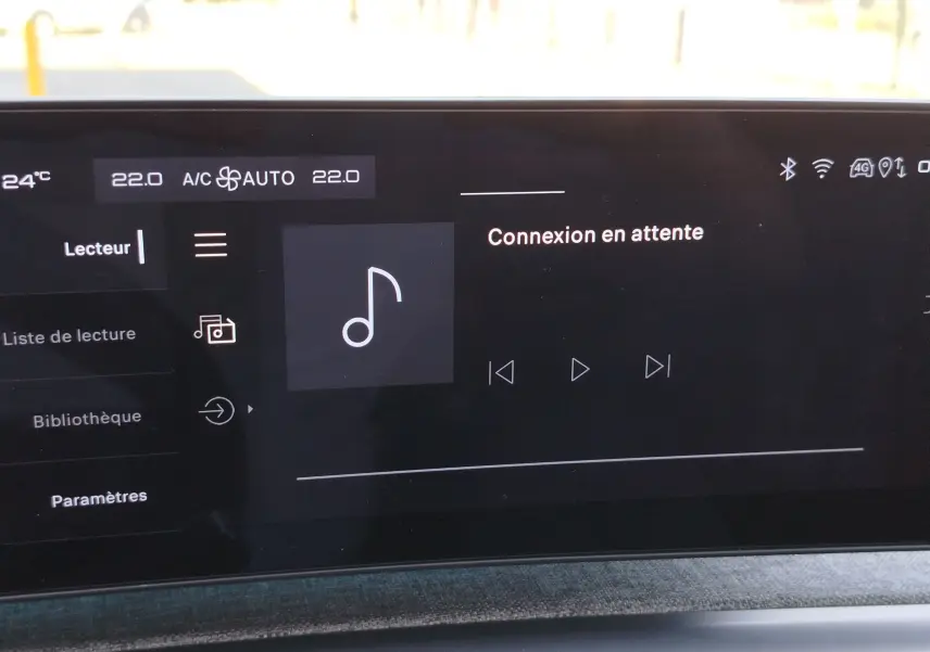 Écran tactile intérieur du Peugeot 3008 2024 affichant la lecture musicale avec connexion en attente.